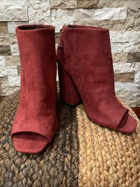 QUPID Open-Toe Suede-Like Block Heel Booties - Maroon Sz 6 1/2 - 7